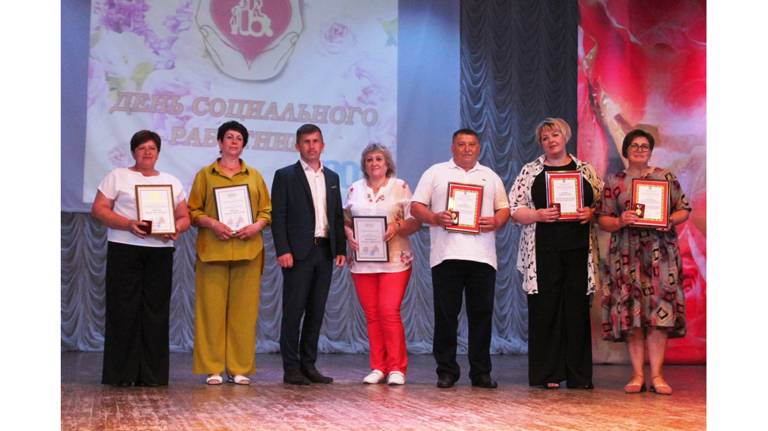 В Карачеве священник поздравил соцработников с профессиональным праздником