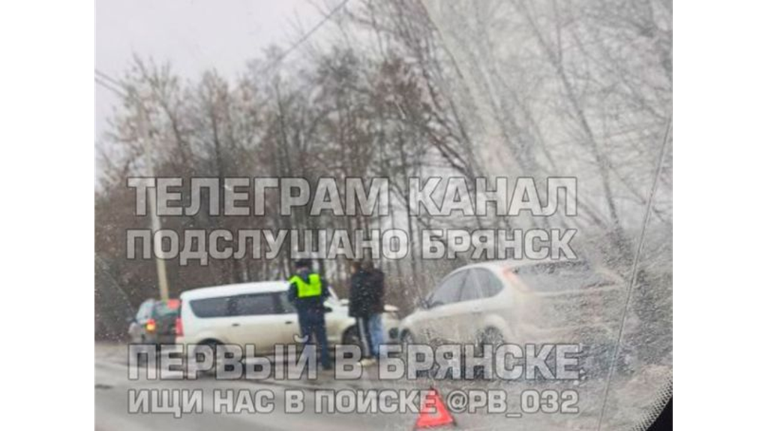 В Брянске на улице Флотской столкнулись две легковушки