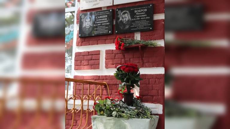 В Севске открыли мемориальную доску бойцу СВО Михаилу Боброву