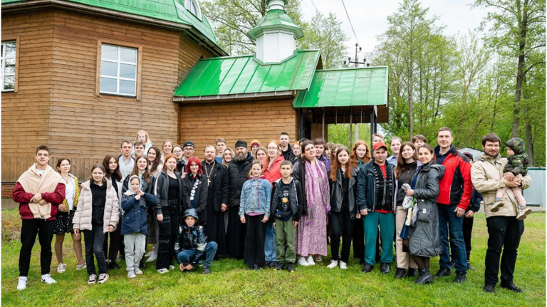 В Брянске у храма в поселке Радица-Крыловка устроили молодежный пикник