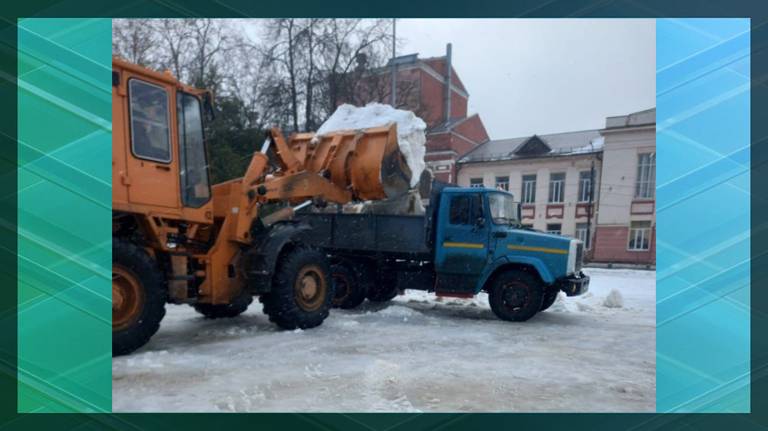В Клинцах убрали и вывезли снег с главной площади