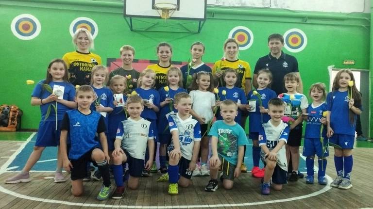 Юные воспитанницы академии брянского «Динамо» провели праздничный матч с «Футбольными мамами»