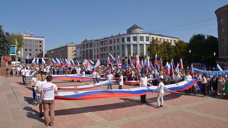 Жители Брянщины отмечают День Государственного флага России