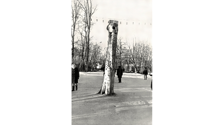 В соцсетях опубликовали архивное фото памятной колонны «825 лет Брянску» в парке Толстого