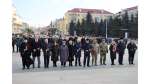 В Брянске в День защитника Отечества возложили венки к Вечному огню на площади Партизан