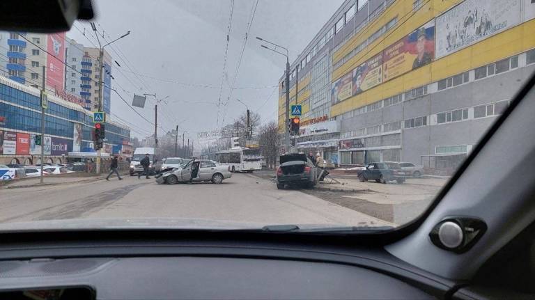 В Брянске возле ТЦ «Мельница» разбились две легковушки
