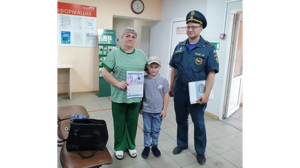 В Почепе посетителям МФЦ напомнили о правилах пожарной безопасности