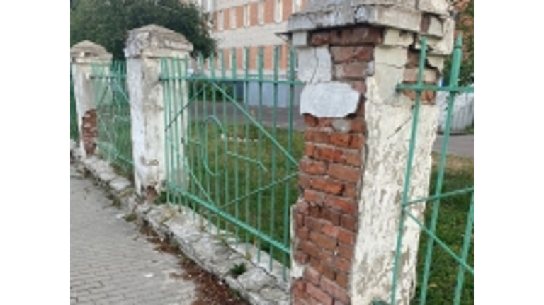 В Клинцах отремонтируют забор центральной городской больницы