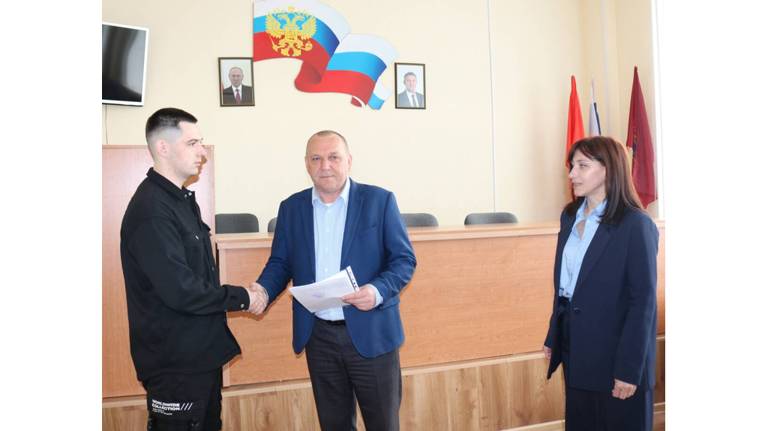 В Красногорском районе сироте вручили сертификат на жилье