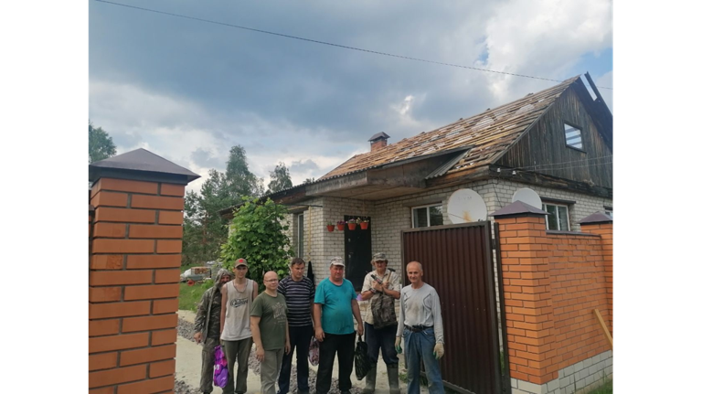 В Климово всем миром восстановили поврежденный ураганом дом прихожанина