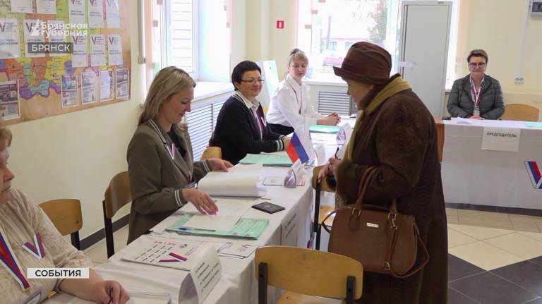 Четыре поколения одной семьи пришли на избирательный участок в Брянске (ВИДЕО)