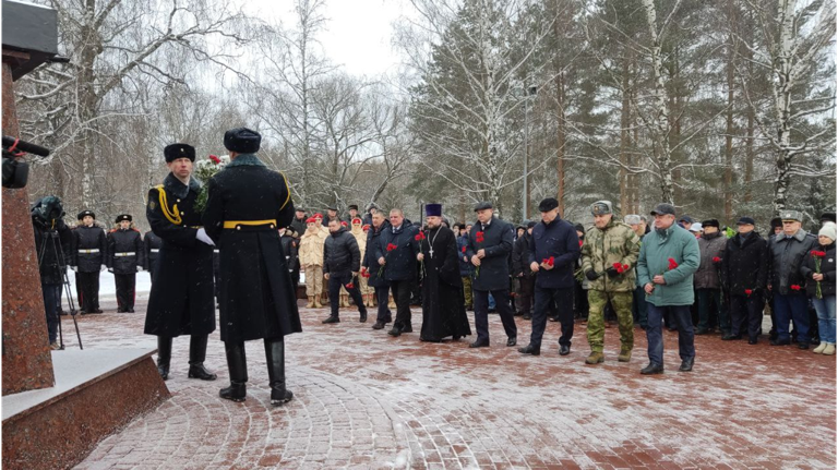 В Брянске память воинов-афганцев почтили у мемориала «Круговая оборона»