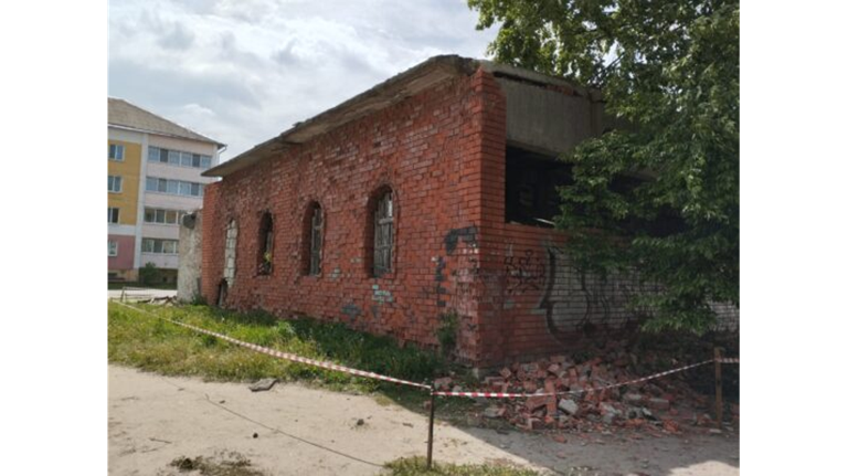 В Новозыбкове снесут печально известную аварийную заброшку