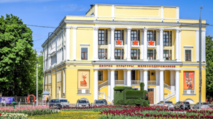 В Брянске 1 августа закроют парковку на площади перед ДК железнодорожников
