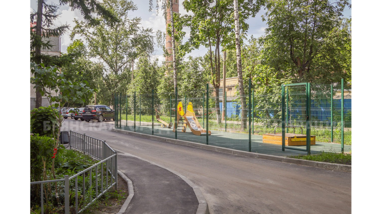 В Брянске обновили первый из семи запланированных дворов