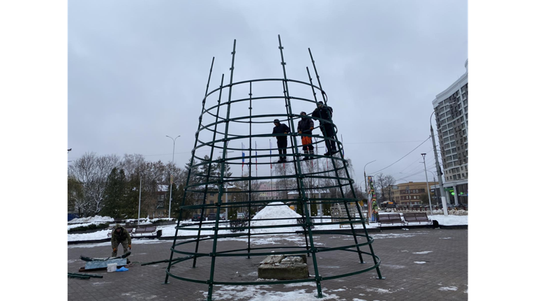 На площади Воинской славы в Брянске устанавливают искусственную новогоднюю елку