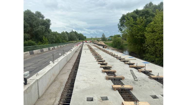 В Севском районе завершаются работы на половине моста через реку Уль