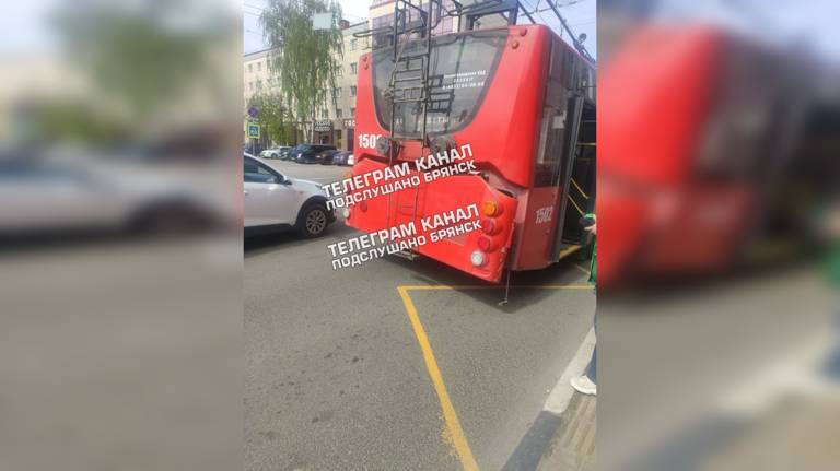 В Брянске троллейбус попал в ДТП на площади Ленина