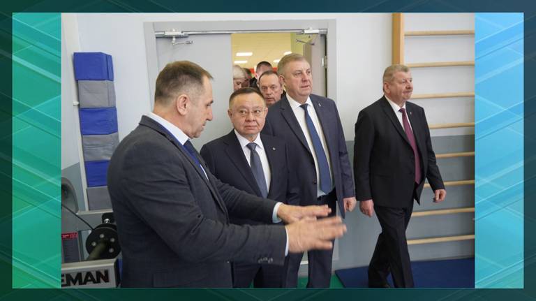 Министр строительства и ЖКХ РФ Ирек Файзуллин посетил Дворец единоборств в Брянске