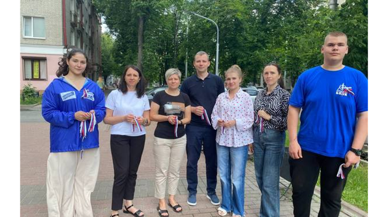 Студенты раздавали жителям Брянска ленты и флажки в цветах российского триколора