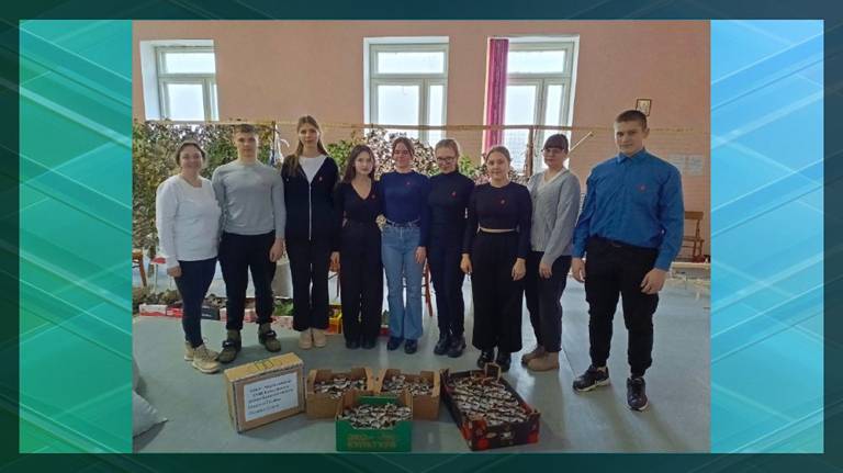 Клинцовские школьники изготовили для бойцов СВО 80 блиндажных свечей