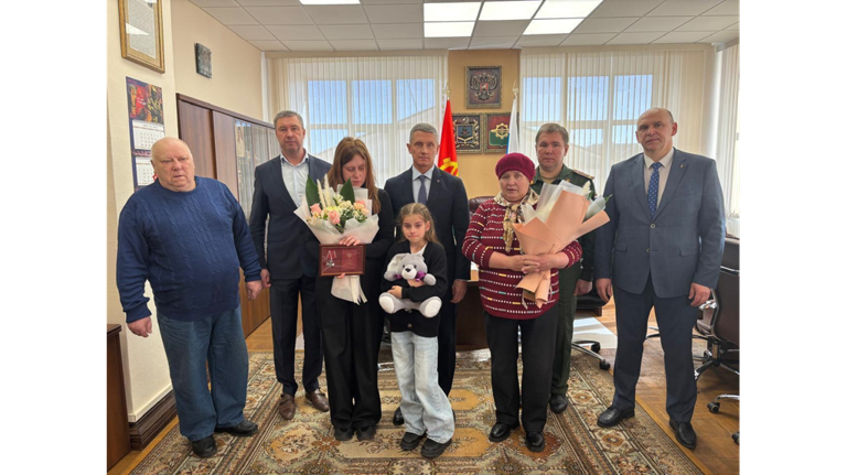 В Клинцах семье героя СВО Михаила Фролова передали орден Мужества