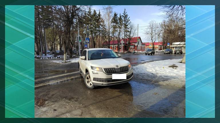 В Брянске водитель иномарки сбил стоявшую на тротуаре 72-летнюю пенсионерку