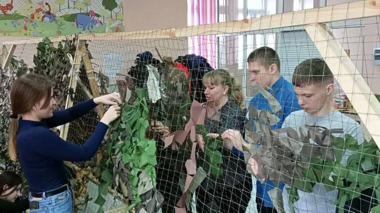 Жители Клинцовского района массово плетут маскировочные сети