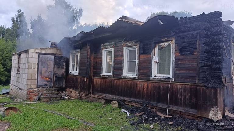 В Почепском районе потушили пожар в частном жилом доме