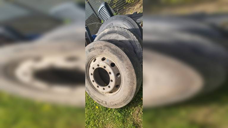 На трассе в Выгоничах два уголовника украли колеса с припаркованных фур