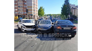 В Брянске на пересечении улиц Горбатова и Рекункова произошло массовое ДТП