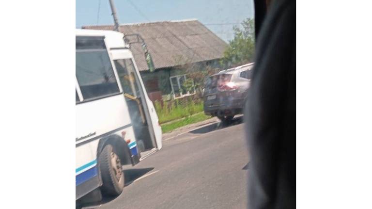 В Брянске на улице Мичурина столкнулись автобус и легковушка