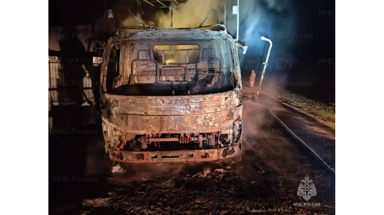В брянском посёлке Добрунь ночью сгорел грузовик