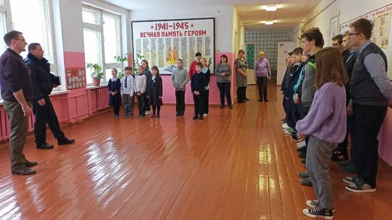 В Почепском районе начальник Госавтоинспекции провел собрание в Польниковской школе