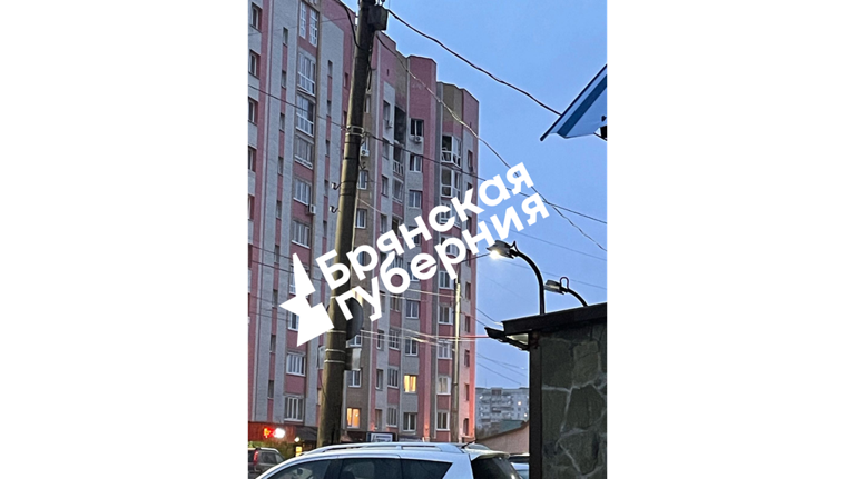 Взрыв украинского БПЛА задел сразу три верхних пролёта в брянской многоэтажке