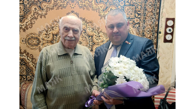 В Новозыбкове ветерана войны Михаила Исаковича поздравили с 99-летием
