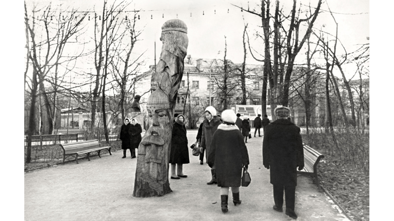 Опубликовали фото скульптуры «Акула и Пересвет» в Брянске 50-летней давности