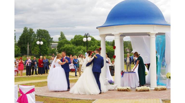 В Дятькове Венчальный сквер готовят ко Дню семьи, любви и верности