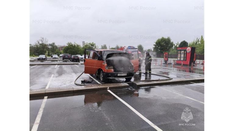 МЧС: в Клинцах произошел пожар автомобиля, обошлось без жертв  