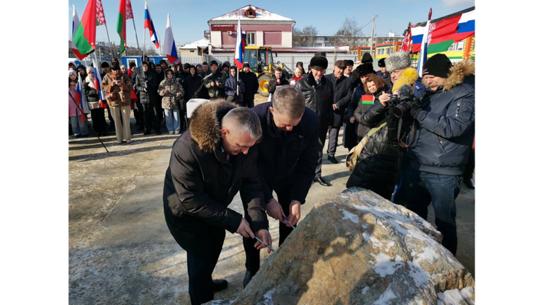 Александр Богомаз и Иван Крупко заложили камень нового многоэтажного дома в Брянске