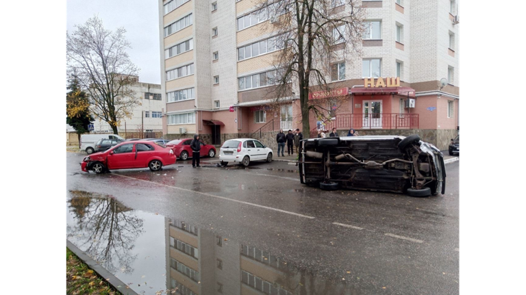 В Клинцах перевернулась легковушка после столкновения с другим авто