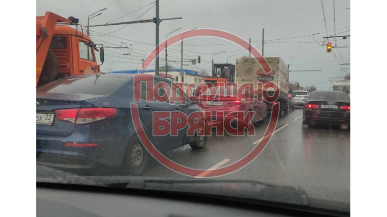 В Брянске на проспекте Станке Димитрова образовалась огромная пробка