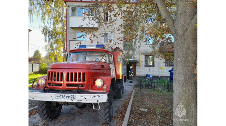 В Почепе потушили пожар в многоэтажке