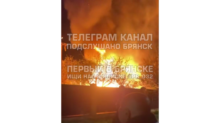 При ночной атаке ВСУ в Брянске на Почепской сгорел дом