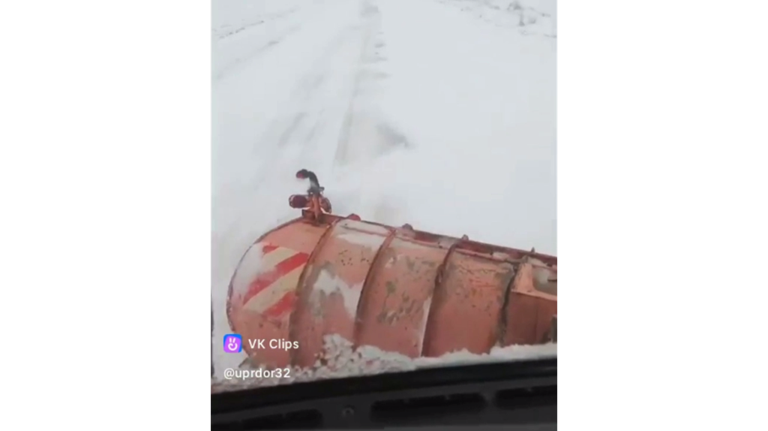 Брянские дорожники продолжают чистить улицы от снегопада