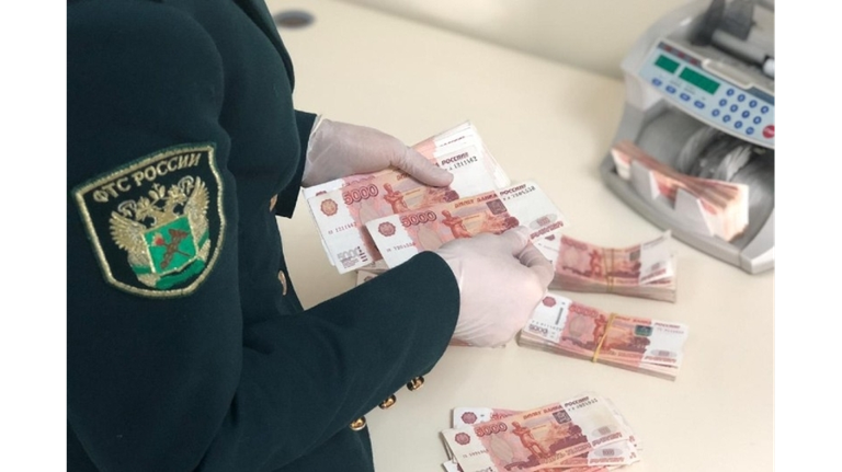 Директор и водитель транспортной компании попались на взятке брянскому таможеннику