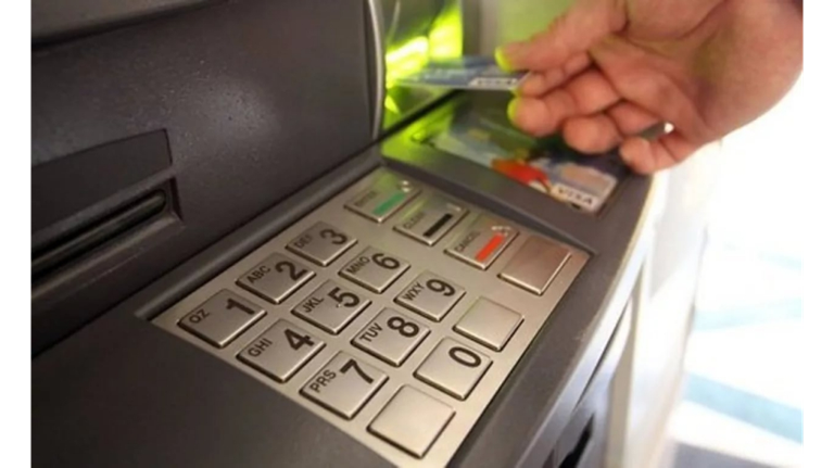 В Комаричах 23-летний таксист присвоил с карты пассажира 75 тысяч рублей