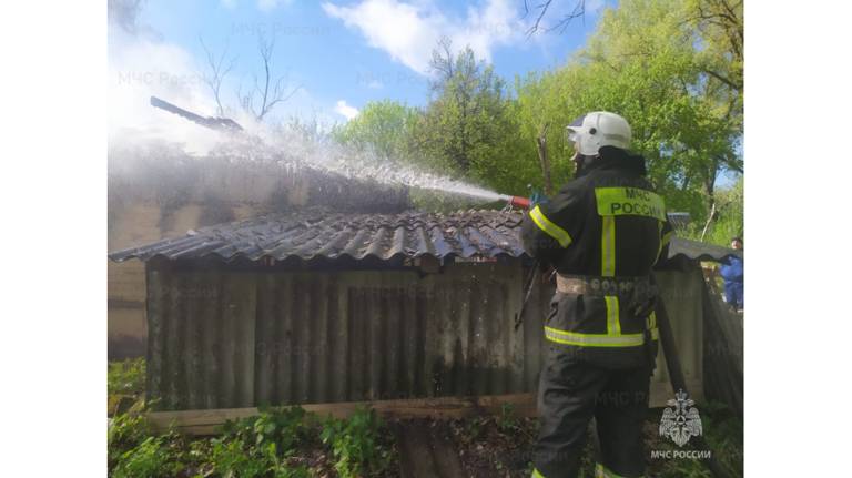 В Погарском районе сгорел жилой дом: есть пострадавший