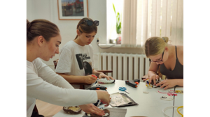 Брянцев пригласили на мастер-класс по ковровой вышивке