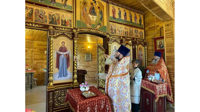 В храме брянского посёлка Синезёрки освятили новый иконостас